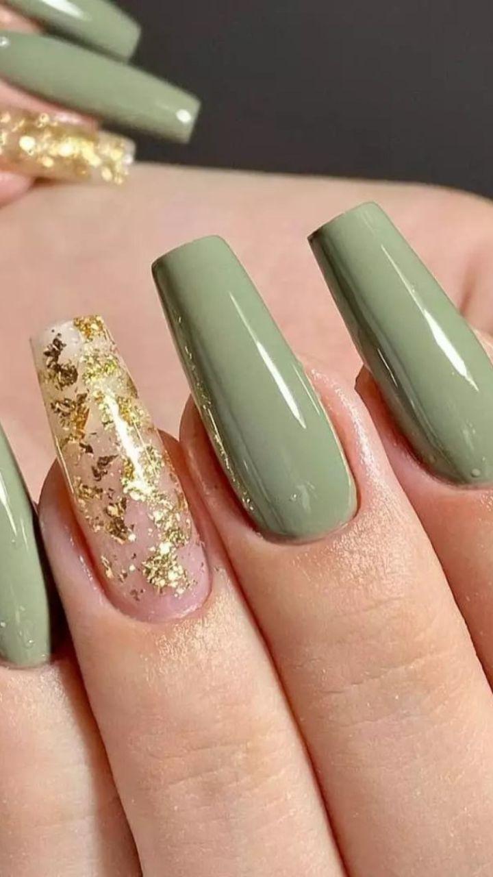unha verde oliva e dourado minimalista