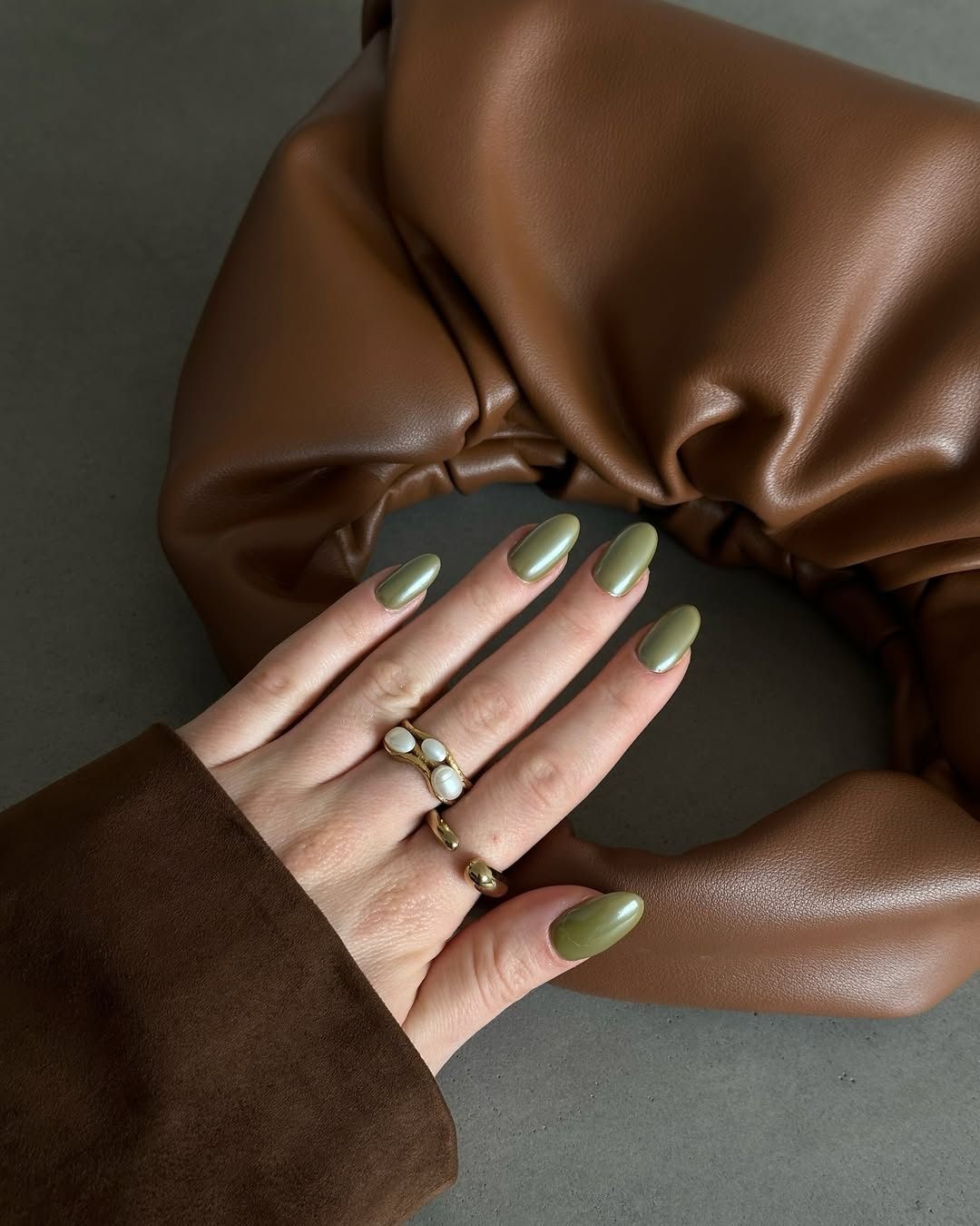 unha verde militar com dourado