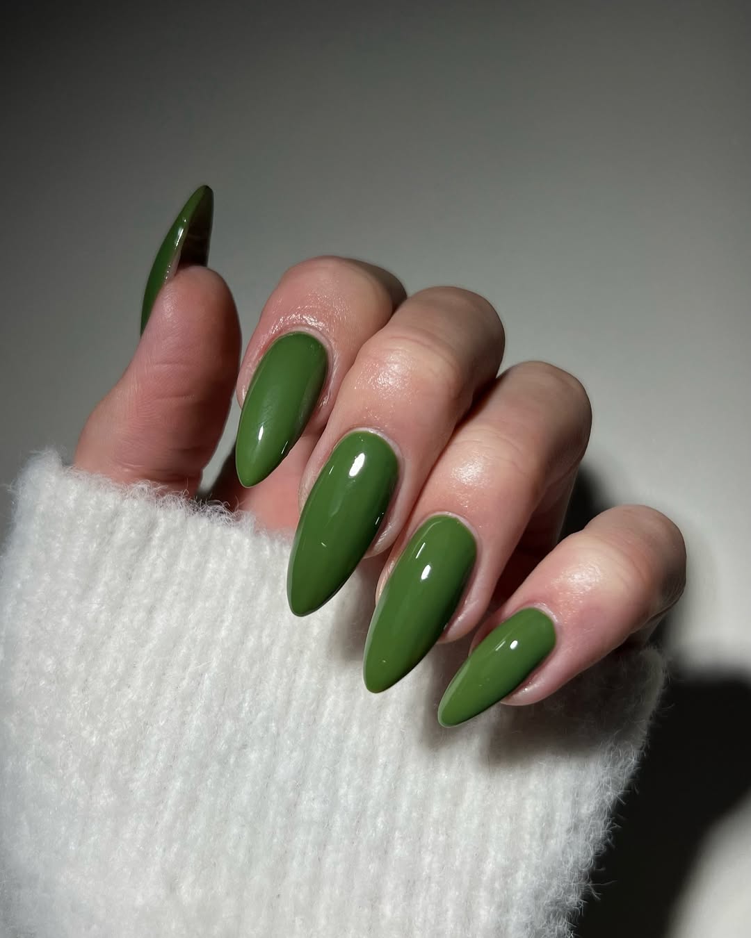 unha verde oliva decorada