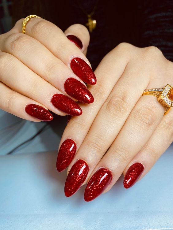 unha vermelha amendoada