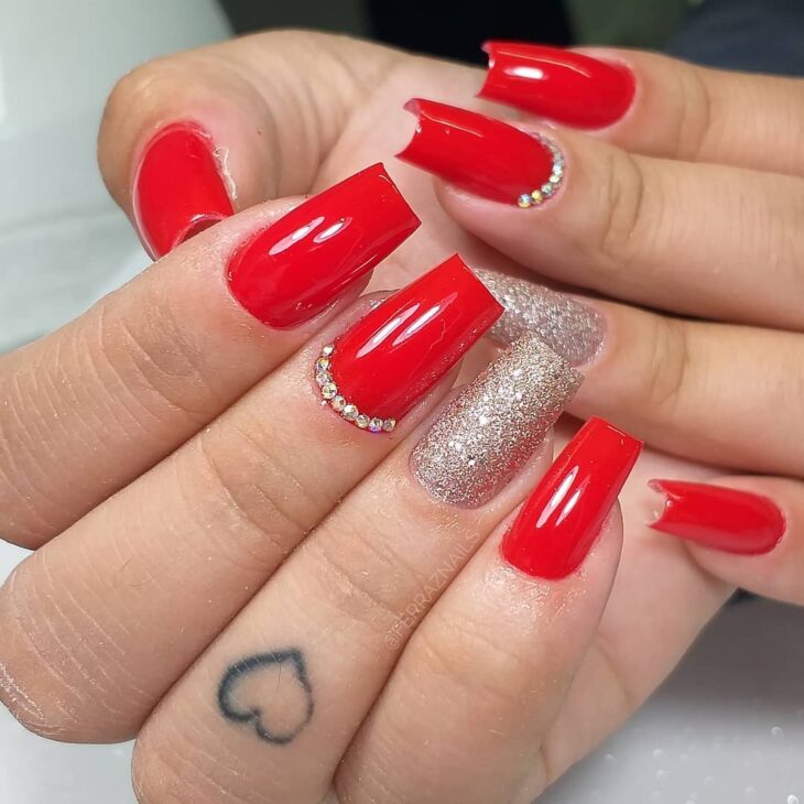 unha vermelha com brilho para o dia a dia