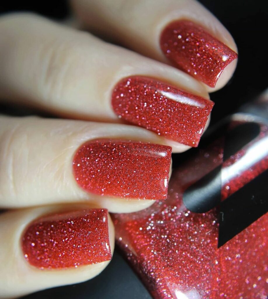unha vermelha com brilho em tons de cereja