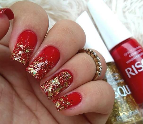unha vermelha com dourado