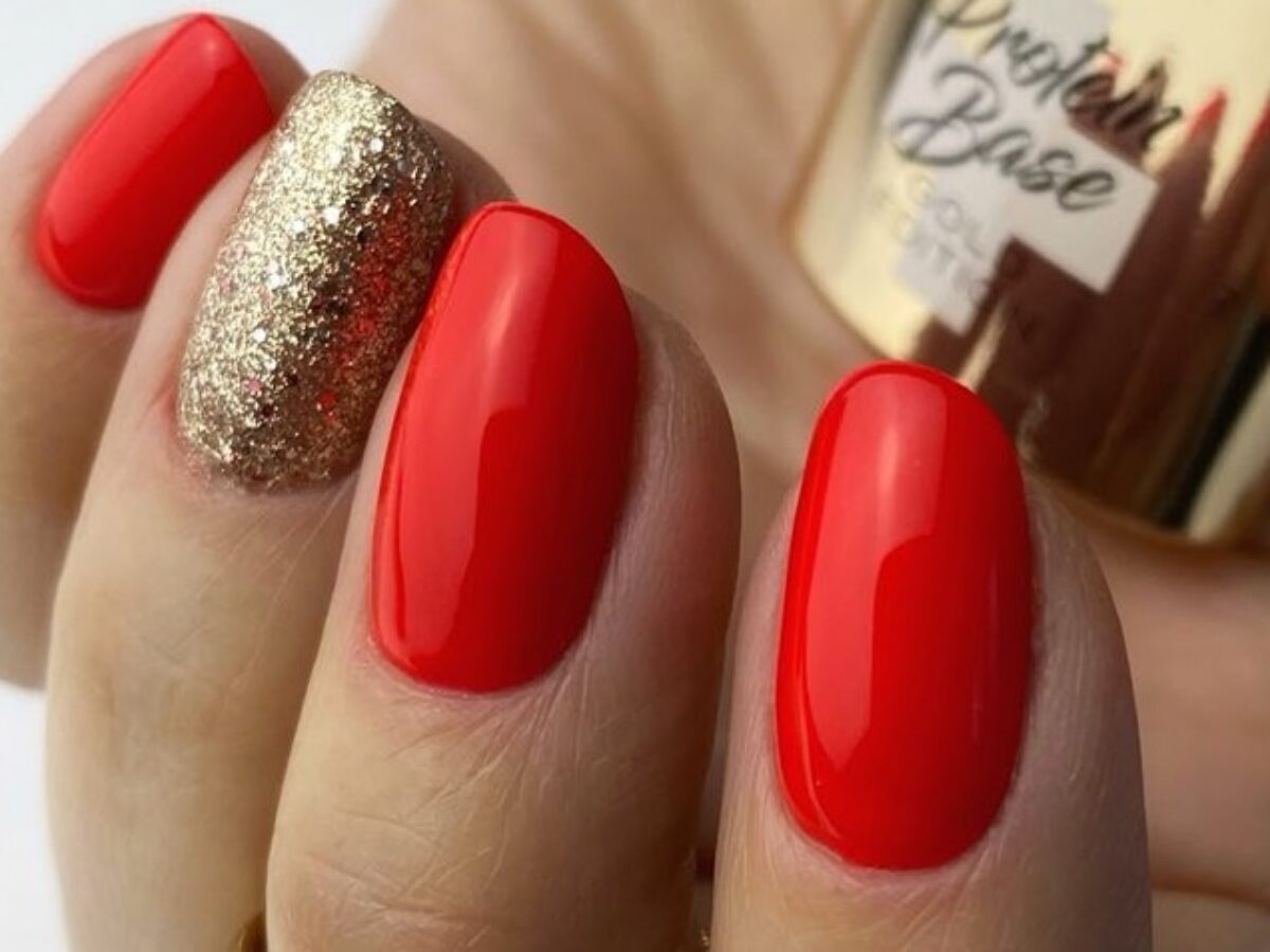 unha vermelha com dourado