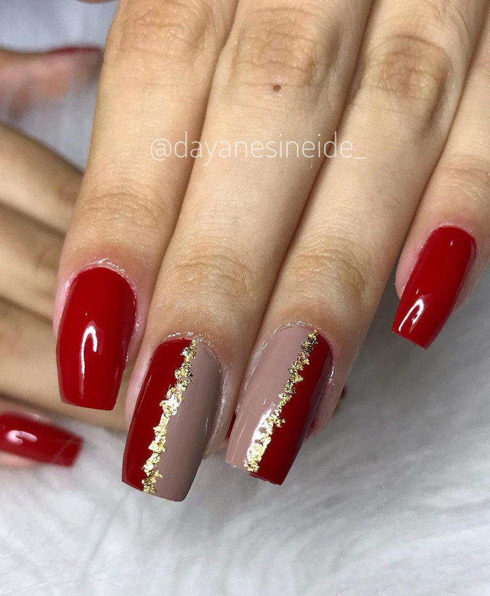 unha vermelha com folha de ouro