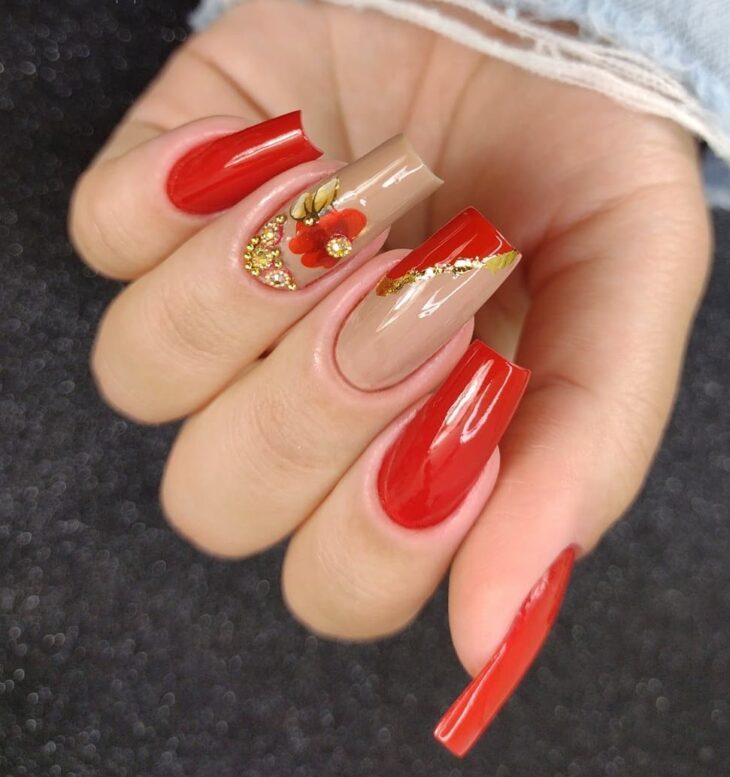 unha vermelha com folha de ouro
