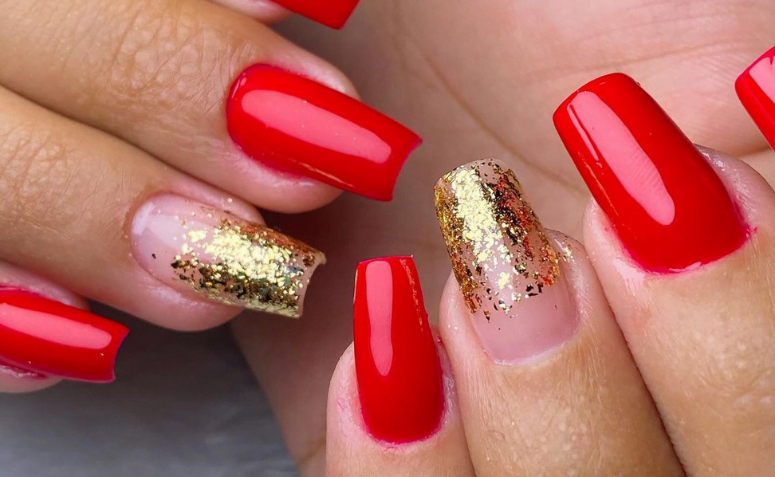 ideias unhas vermelhas glitter dourado festas