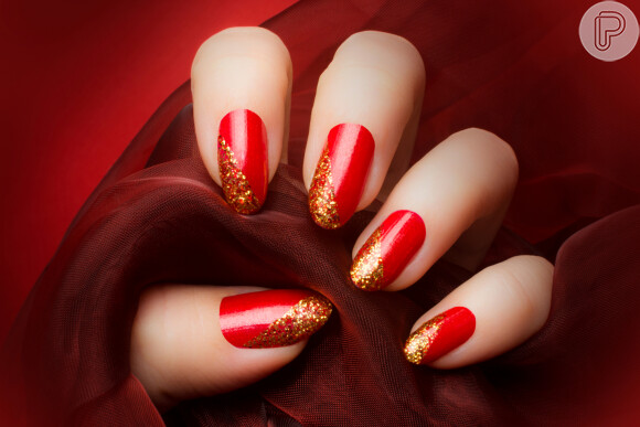 glitter fino ou flocado para unhas vermelhas