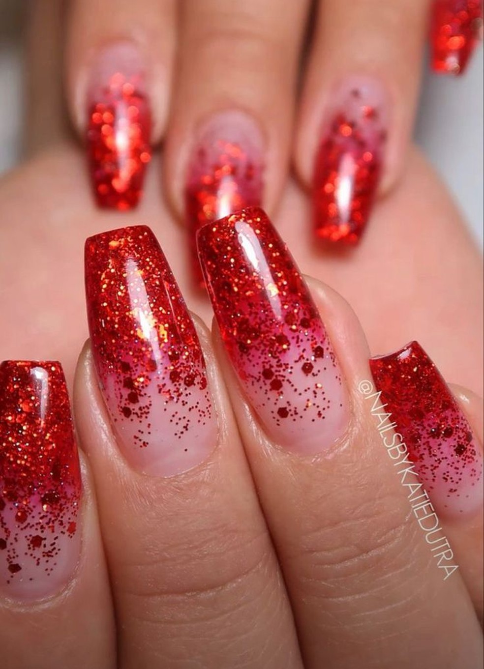 unha vermelha com glitter na ponta degradê