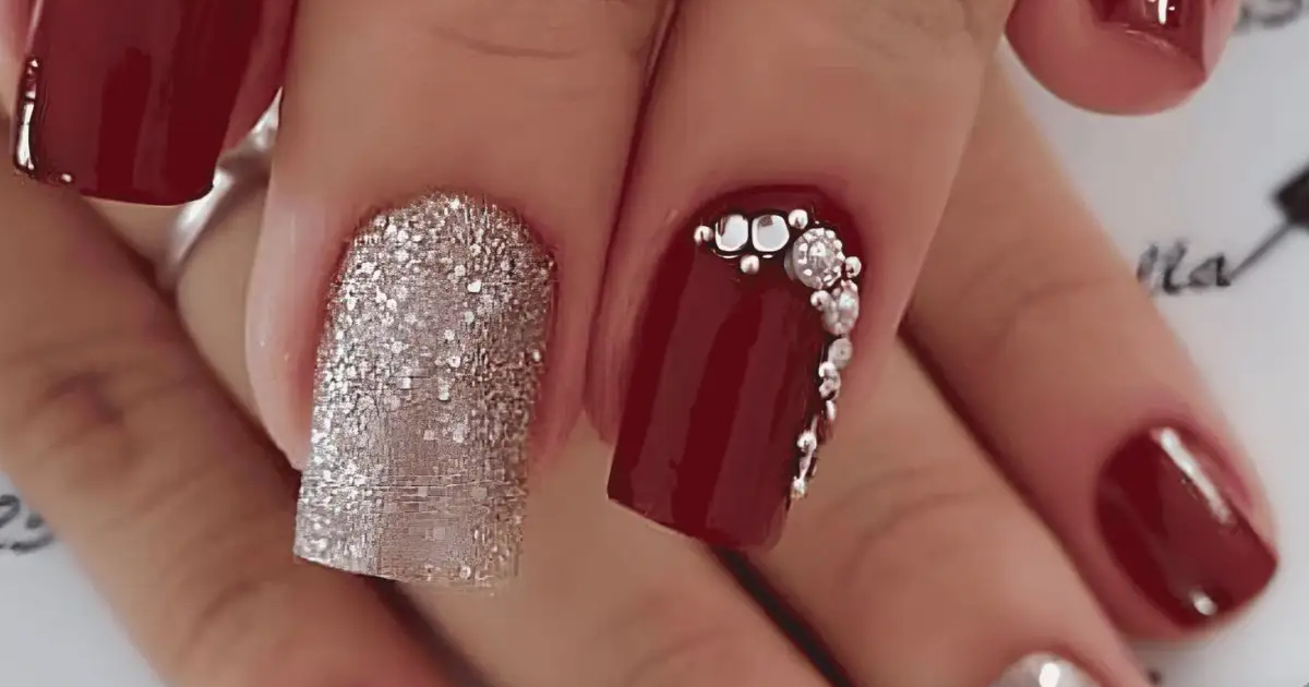 unha vermelha com glitter na ponta francesinha
