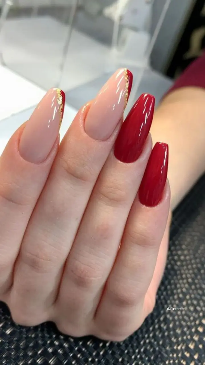 unha vermelha com glitter na ponta em gel