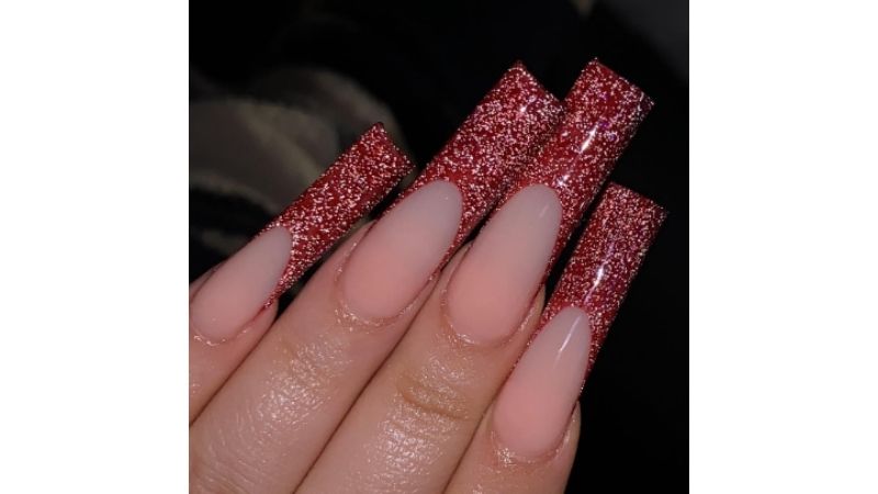 unha vermelha com glitter na ponta brilhante