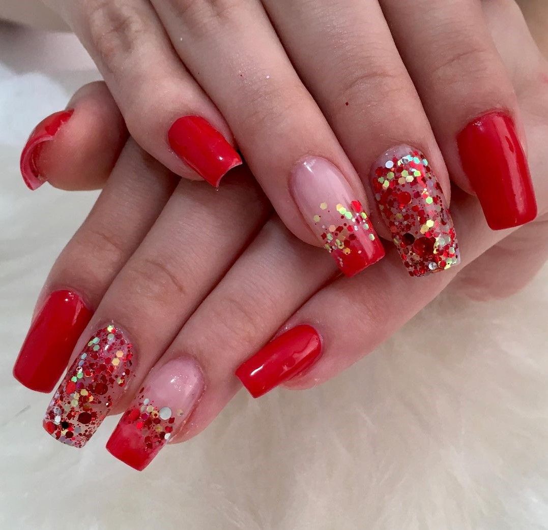 unha vermelha com glitter na ponta ousada