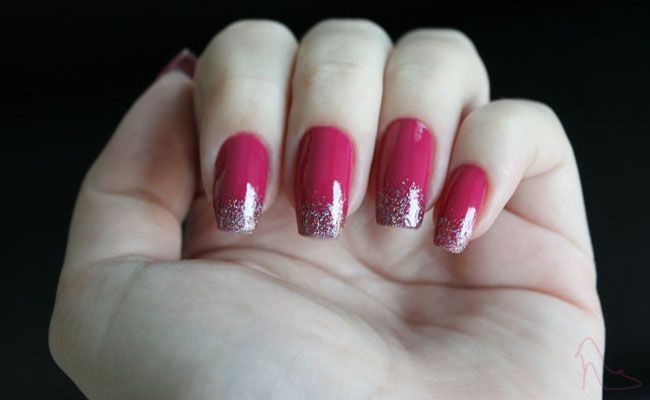 unha vermelha com glitter na ponta com efeito espelhado