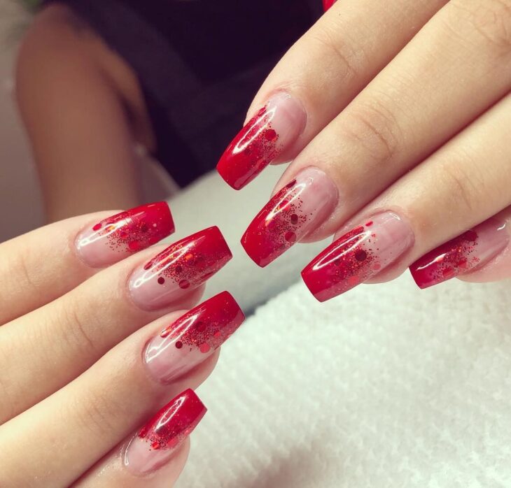 unha vermelha com glitter na ponta ombré
