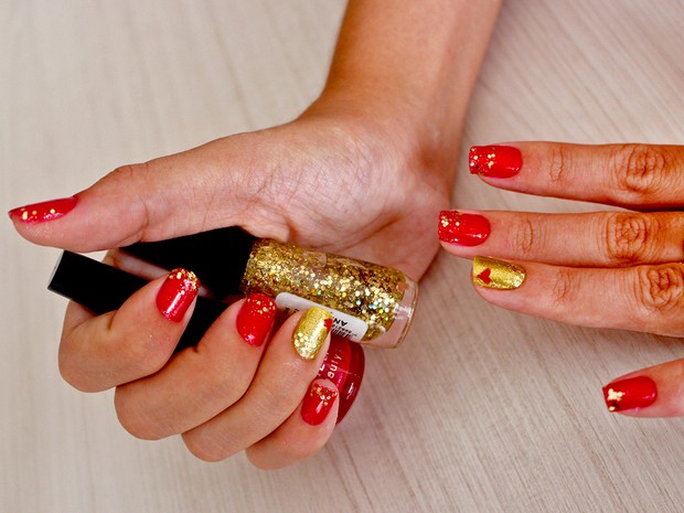 unha vermelha com glitter na ponta francesinha