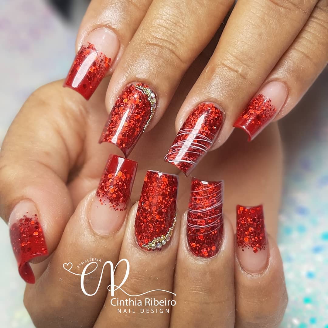 unha vermelha com glitter na ponta moderna
