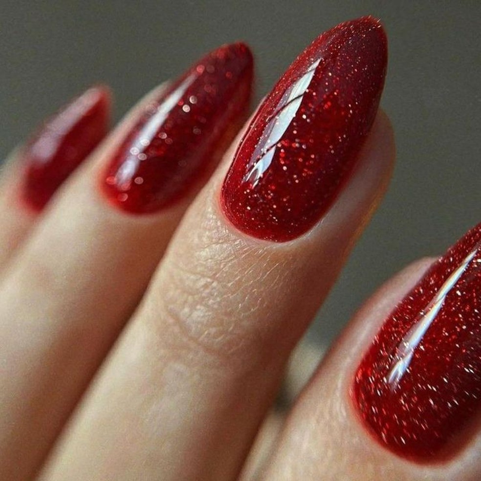 unha vermelha com glitter na ponta elegante