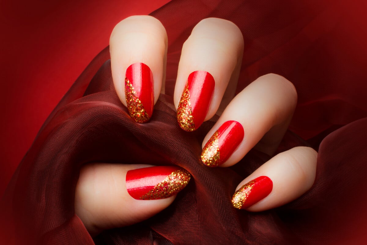 unha vermelha com glitter na ponta curta