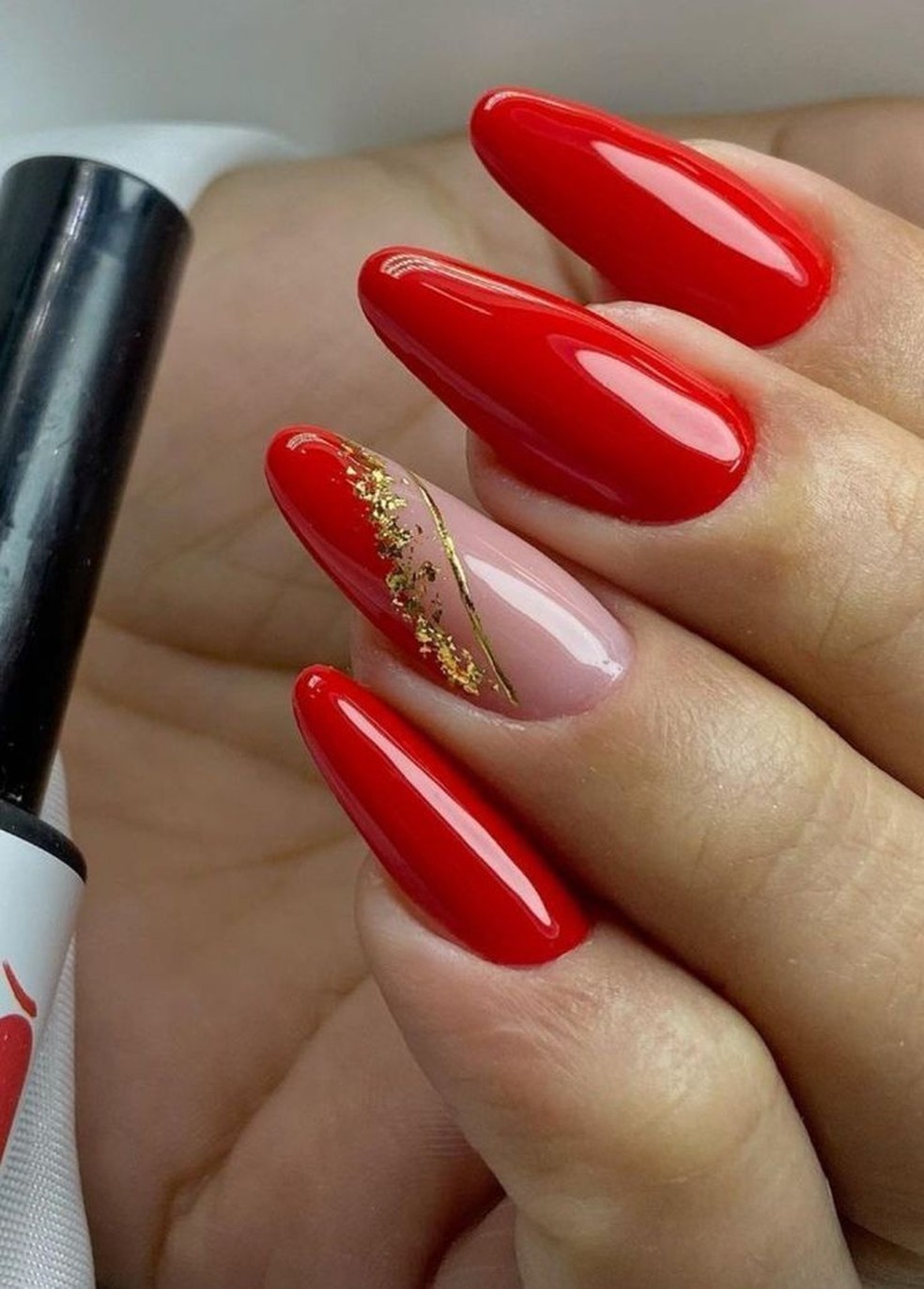 Unhas Vermelhas com Glitter: 10 Ideias Brilhantes para Arrasar