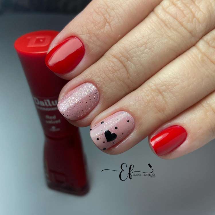 unha vermelha com esmalte de glitter