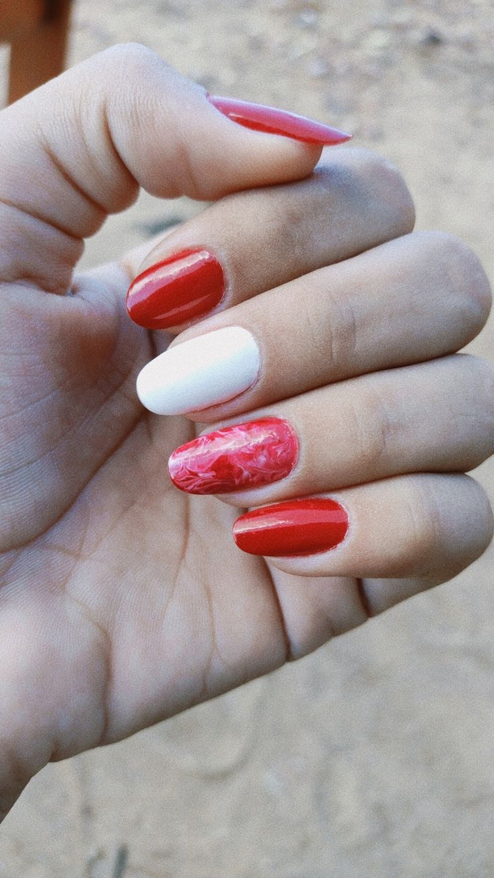 unha branca com detalhe vermelho