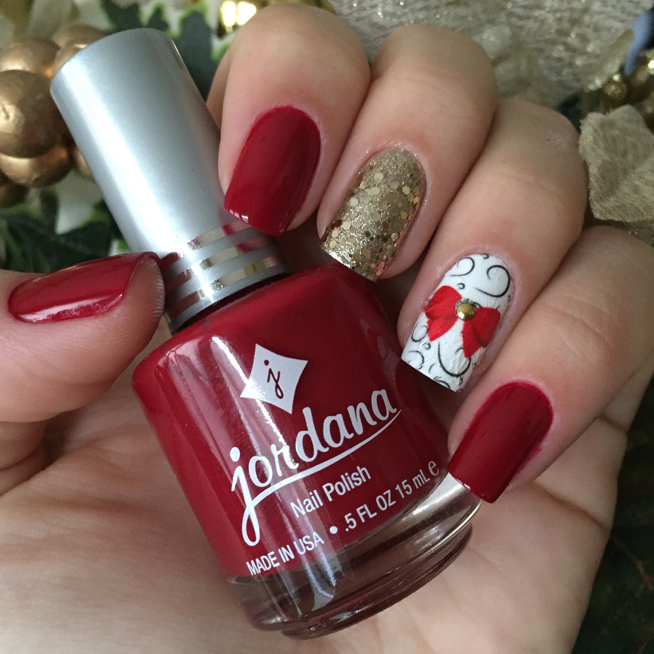 Unhas vermelhas minimalistas com dourado