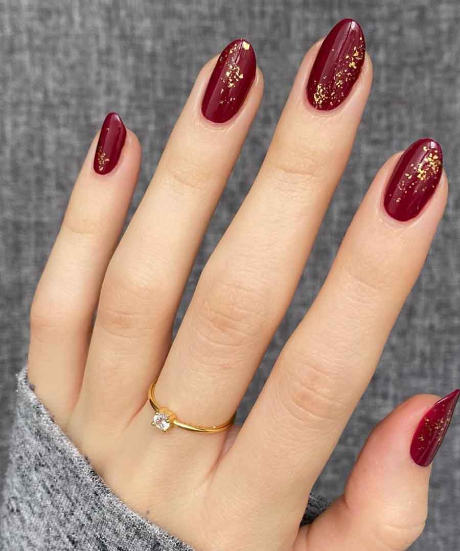 Unhas vermelhas elegantes com dourado