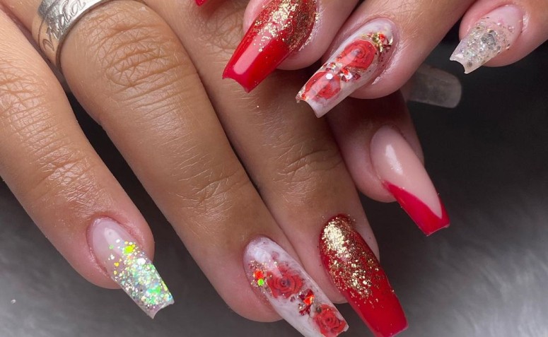 Unhas vermelhas com glitter dourado