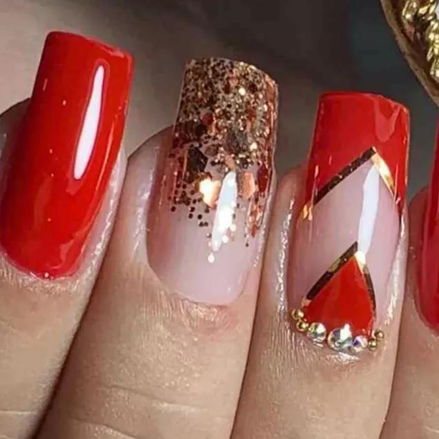 Unhas vermelhas e douradas para Ano Novo