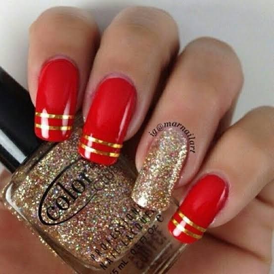 Unhas vermelhas com folha de ouro dourada