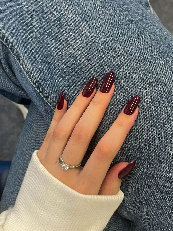unhas vermelhas escuras com glitter
