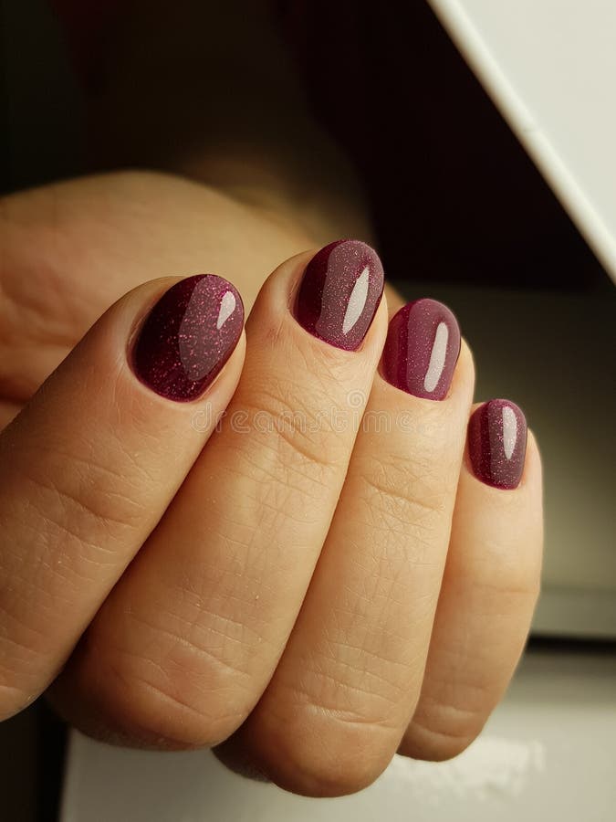 unhas vermelhas escuras ombré