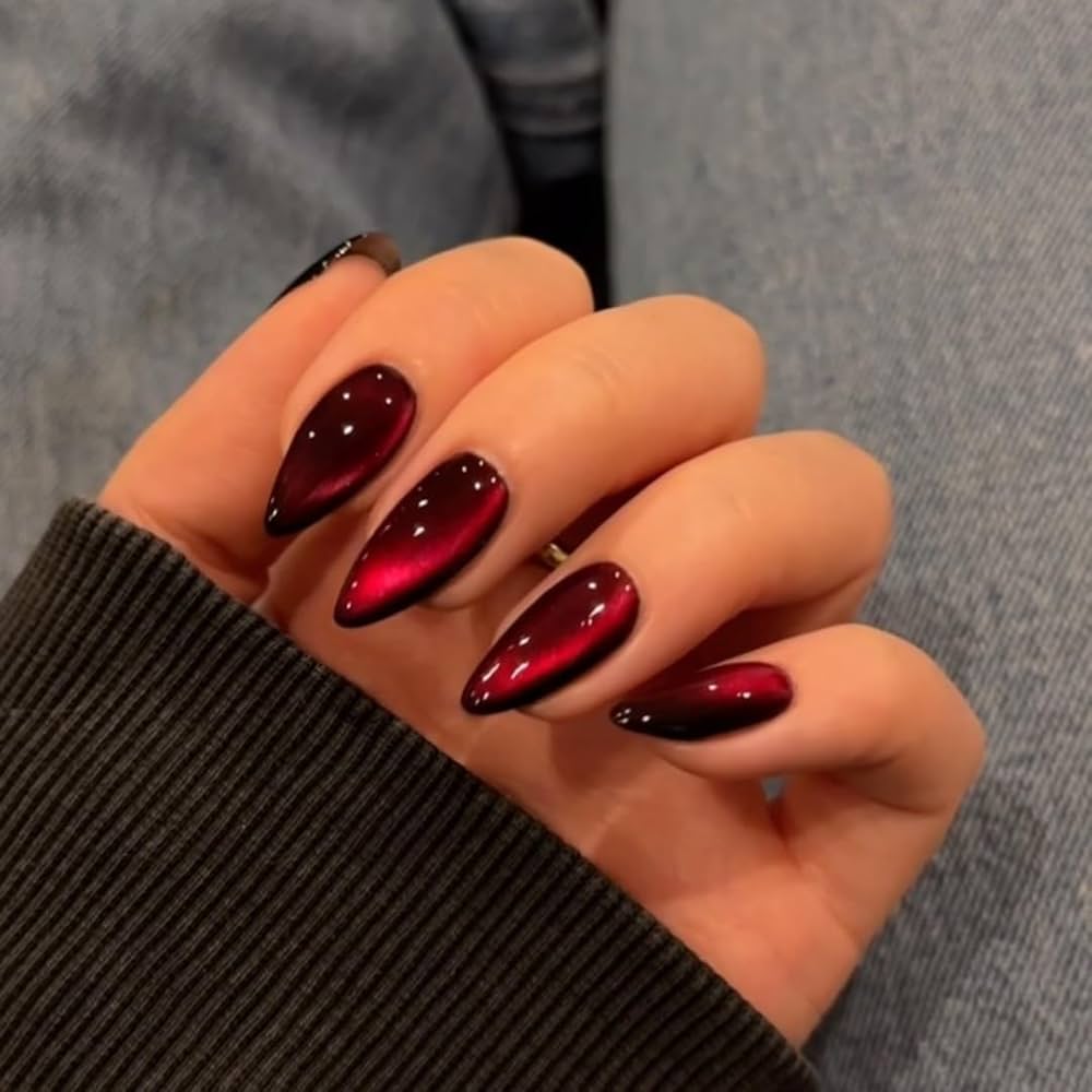 unhas vermelhas escuras com dourado