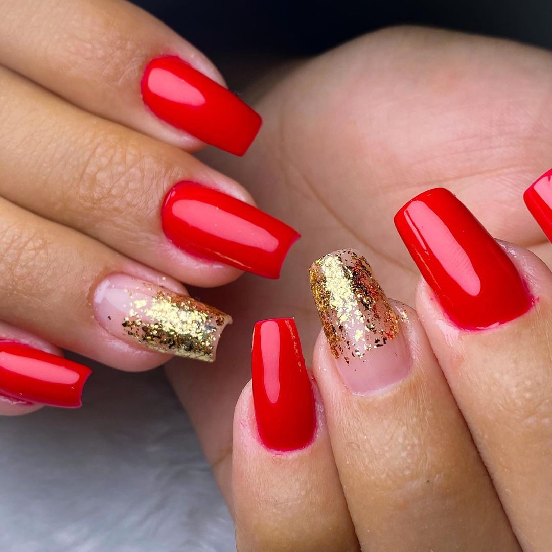 unha vermelha com dourado elegante