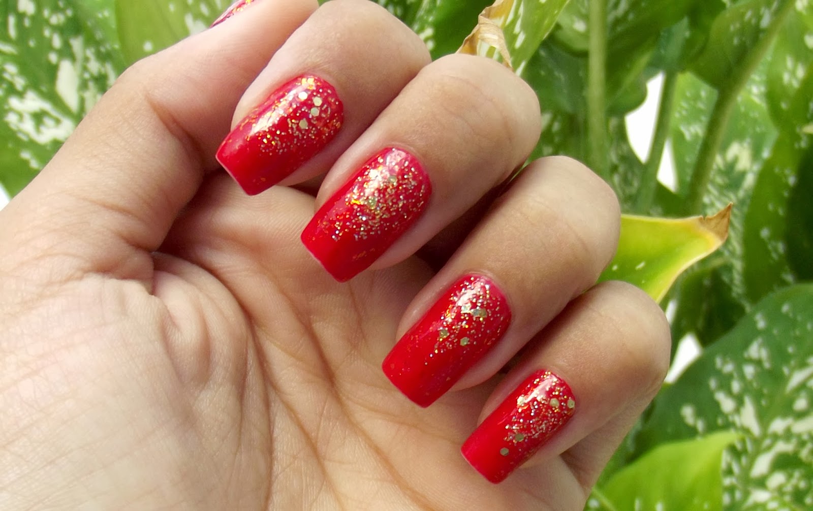 unha vermelha com detalhes dourados