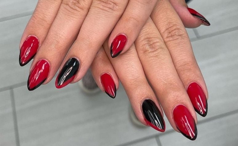 Unhas vermelhas com detalhes pretos