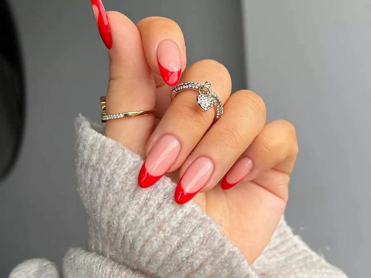 Unhas Inglesinha Vinho: Combinações de Nude e Vinho para um Look Moderno