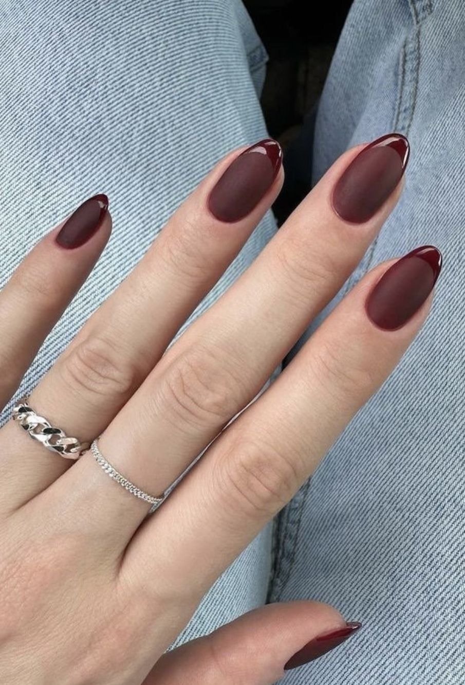 Unhas Inglesinha Vinho: Combinações de Nude e Vinho para um Look Moderno