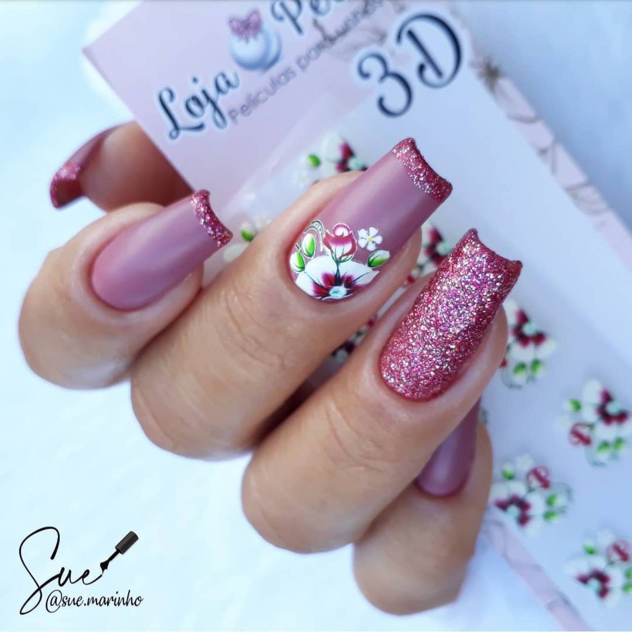 Além do Básico: Estilos Criativos de Unhas Vinho com Glitter (Degradê, Filha Única e Mais)