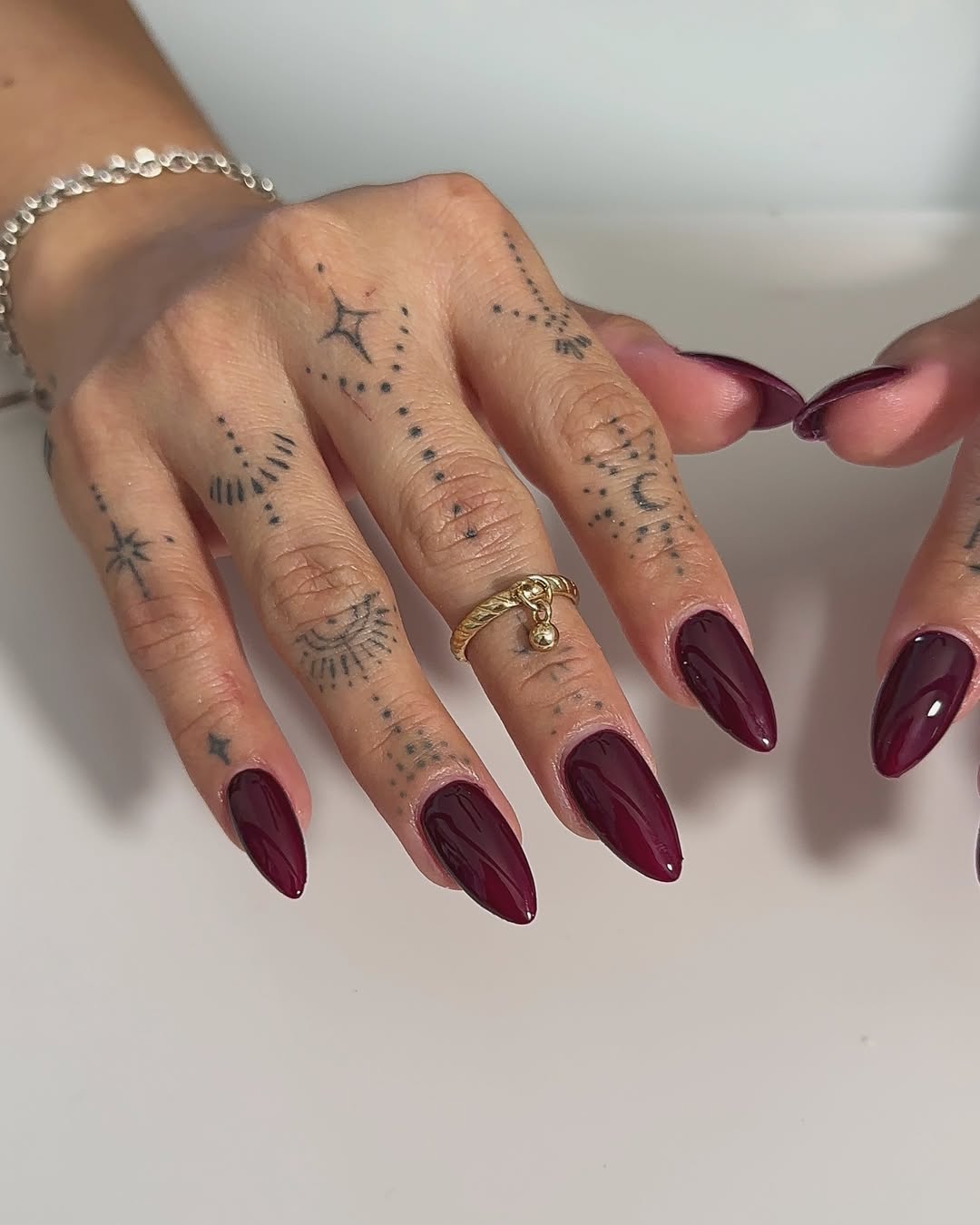 ideias de unhas vinho com preto decoradas