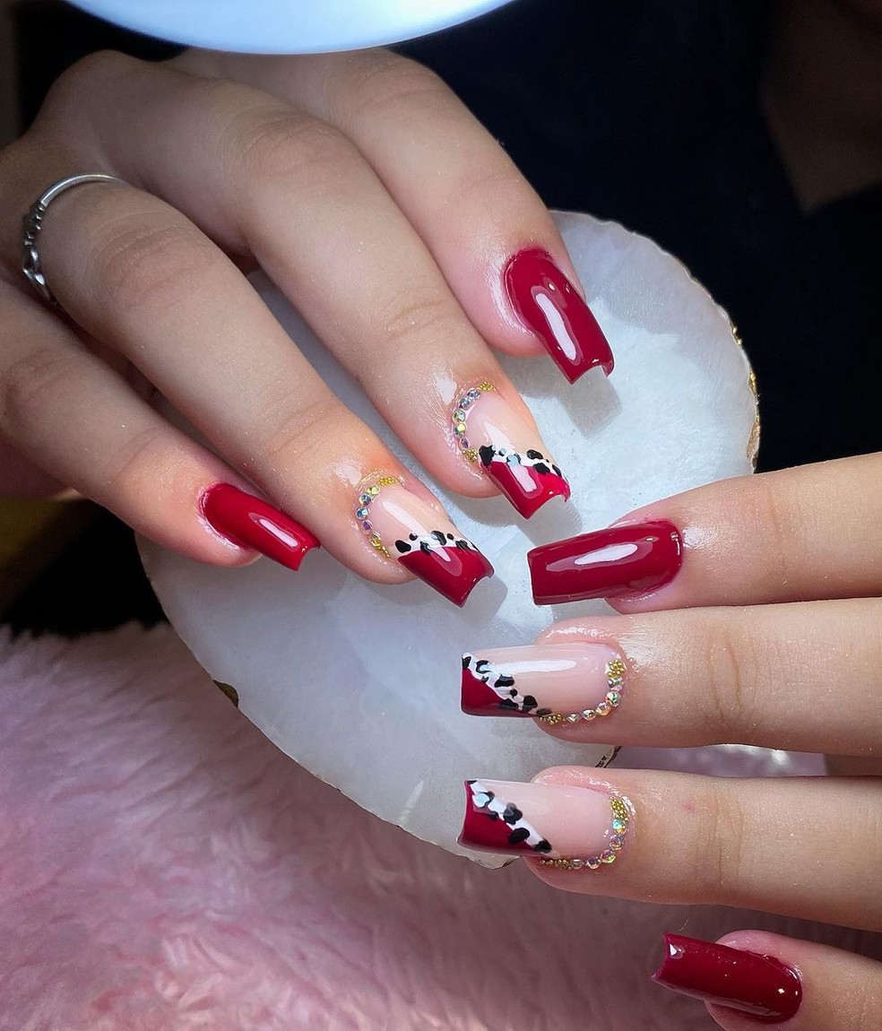 como aplicar esmalte preto por baixo do vinho