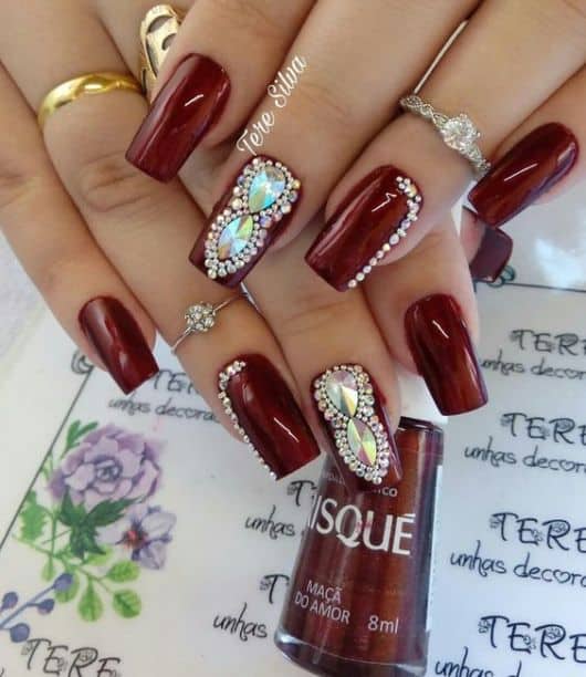 Esmalte Vinho: Como Escolher o Tom Perfeito e Decorar com Estilo