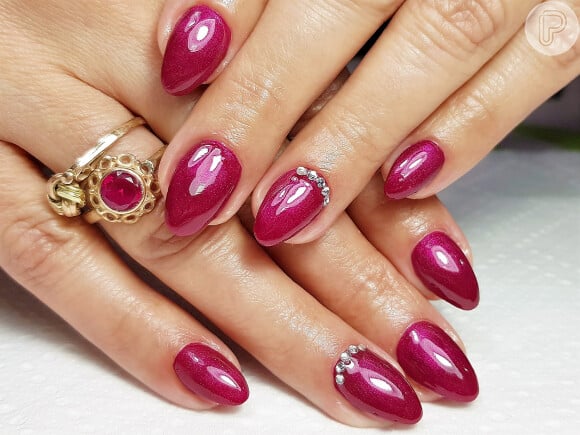 Unhas Bordô: Tendências de Decoração com Glitter, Pedrarias e Acabamento Fosco
