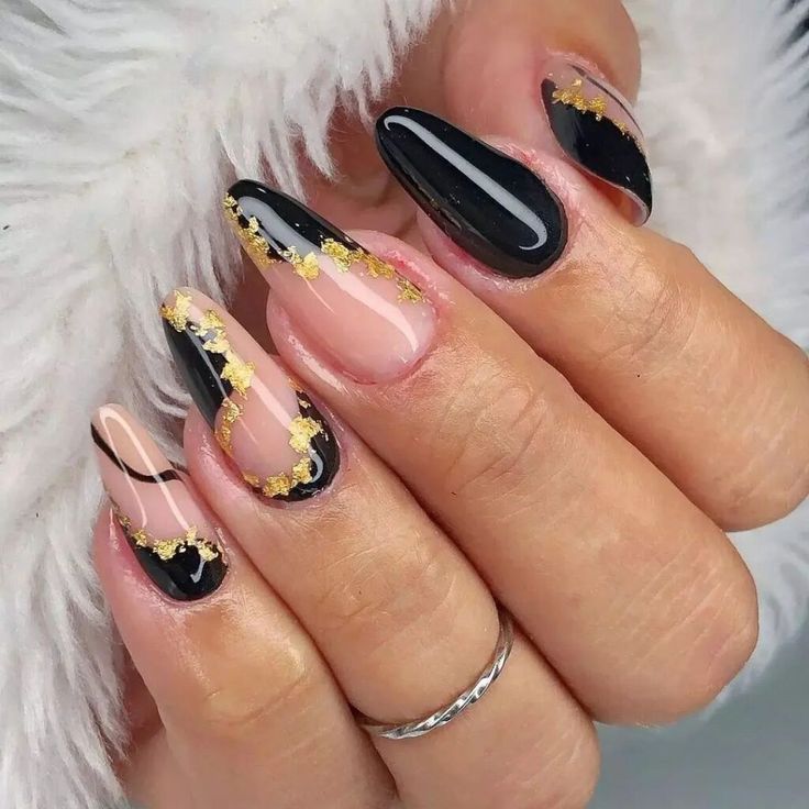 unha amendoada preta com dourado