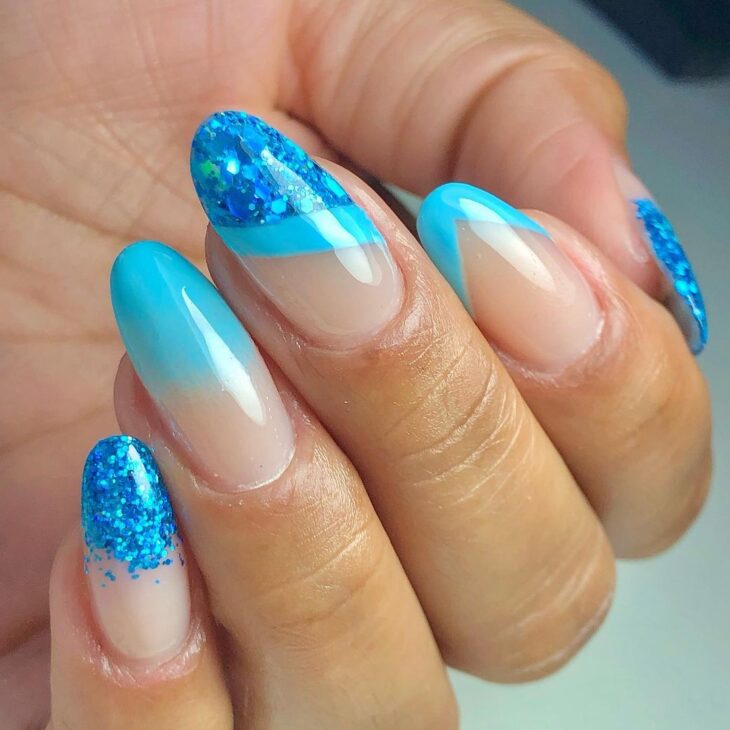 unhas em gel amendoada azul