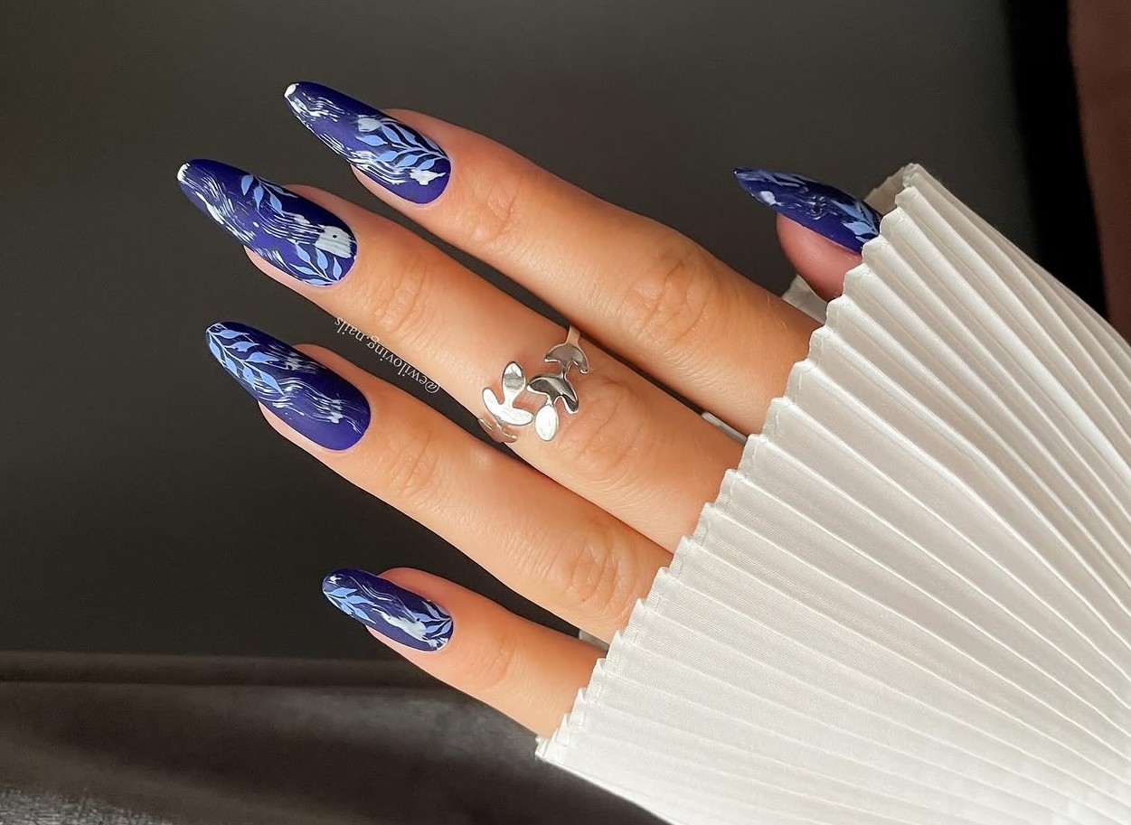 inspiração unhas amendoada azul claro