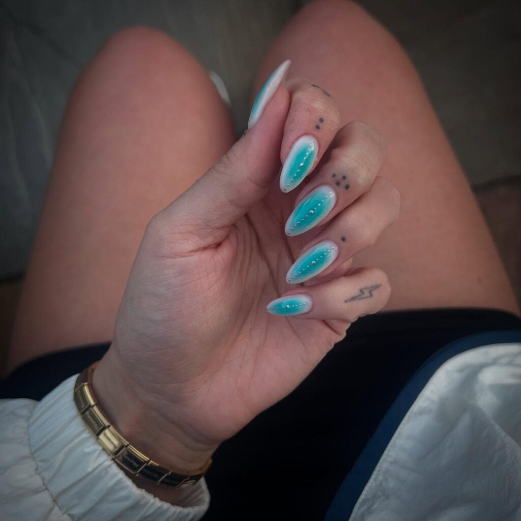 unhas amendoada decorada minimalista azul