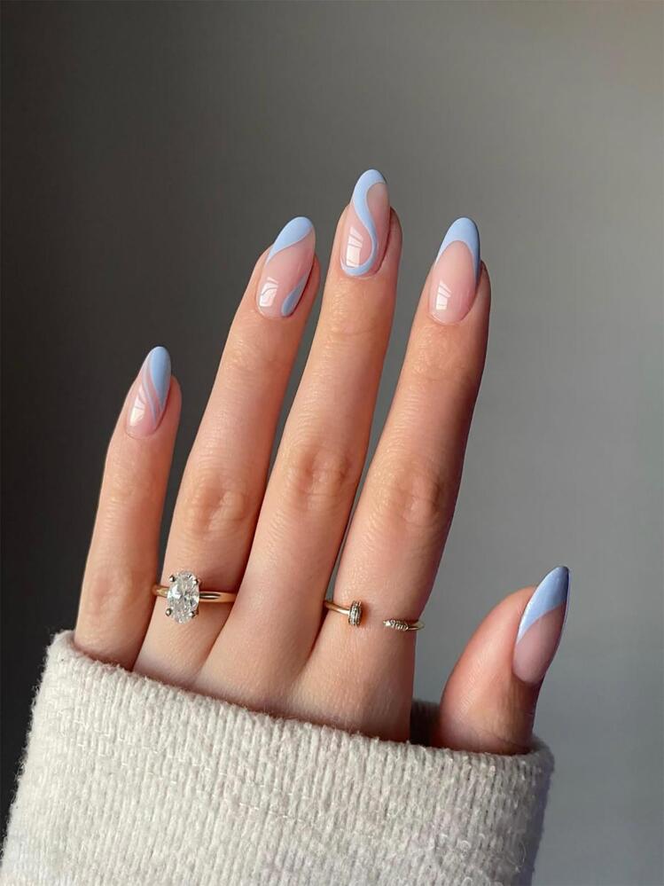 unhas decoradas azul claro amendoada