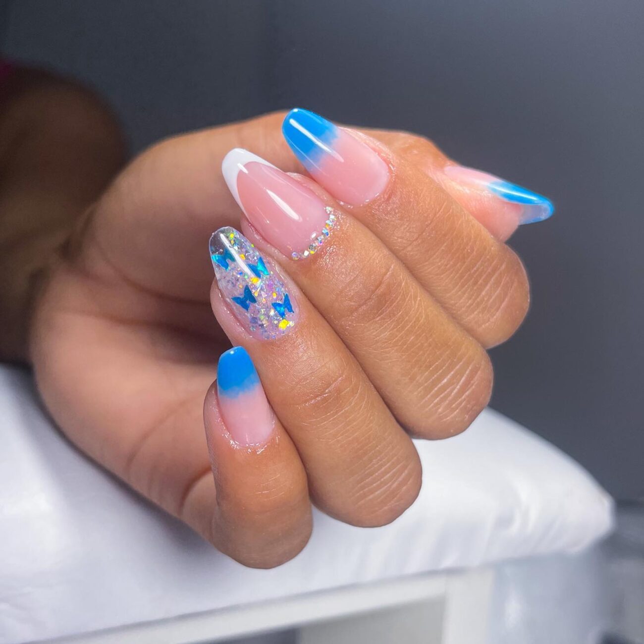 unha amendoada com francesinha azul